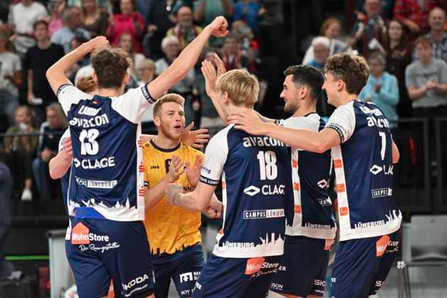 GER 1 VBL, SVG Lueneburg vs VC Bitterfeld Wolfen 29 09 2024, LKH Arena, Lueneburg, GER 1 VBL, SVG Lueneburg vs VC Bitterfeld Wolfen, in the picture the Lueneburg team cheers nordphotoxGmbH xWitke nph00002