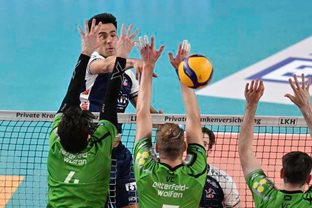 GER 1 VBL, SVG Lueneburg vs VC Bitterfeld Wolfen 29 09 2024, LKH Arena, Lueneburg, GER 1 VBL, SVG Lueneburg vs VC Bitterfeld Wolfen, in the picture Xander Wolf WassenaarKetrzynski Lueneburg 11 tries to assert himself against Benjamin Henry Carleton Bitterfeld 04 and Franz Huether Hüther Bitterfeld 07 nordphotoxGmbH xWitke nph00002