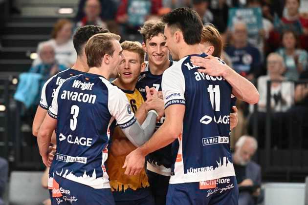 GER 1 VBL, SVG Lueneburg vs VC Bitterfeld Wolfen 29 09 2024, LKH Arena, Lueneburg, GER 1 VBL, SVG Lueneburg vs VC Bitterfeld Wolfen, in the picture the Lueneburg team cheers nordphotoxGmbH xWitke nph00002