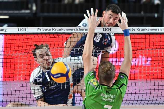 GER 1 VBL, SVG Lueneburg vs VC Bitterfeld Wolfen 29 09 2024, LKH Arena, Lueneburg, GER 1 VBL, SVG Lueneburg vs VC Bitterfeld Wolfen, in the picture Simon Torwie Lueneburg 01 and Lorenz Karlitzek Lueneburg 10 try to assert themselves against Franz Huether Hüther Bitterfeld 07 nordphotoxGmbH xWitke nph00002