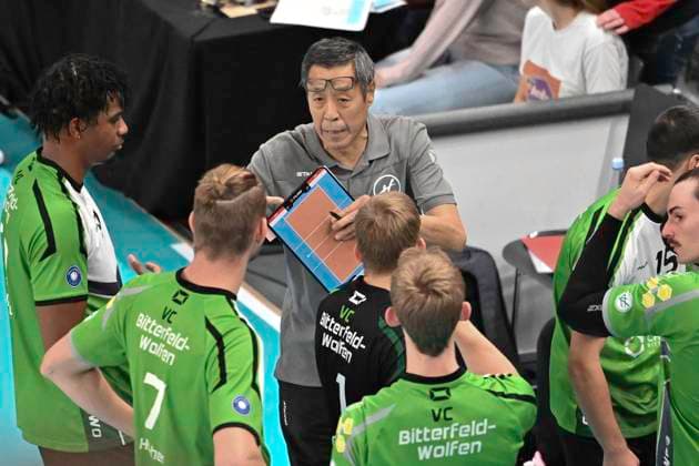 GER 1 VBL, SVG Lueneburg vs VC Bitterfeld Wolfen 29 09 2024, LKH Arena, Lueneburg, GER 1 VBL, SVG Lueneburg vs VC Bitterfeld Wolfen, in the picture coach Chang Cheng Liu Bitterfeld talks to his team nordphotoxGmbH xWitke nph00002