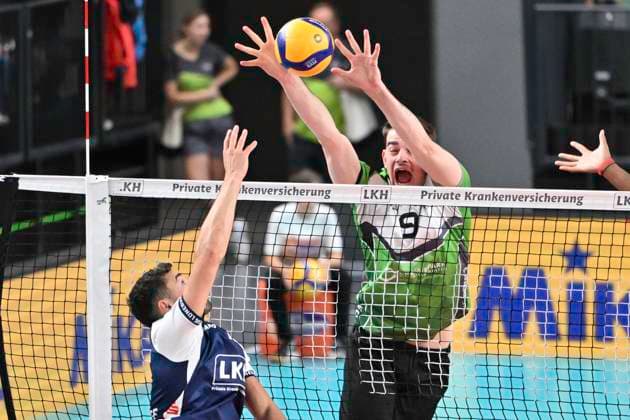 GER 1 VBL, SVG Lueneburg vs VC Bitterfeld Wolfen 29 09 2024, LKH Arena, Lueneburg, GER 1 VBL, SVG Lueneburg vs VC Bitterfeld Wolfen, in the picture Lorenz Karlitzek Lueneburg 10 tries to assert himself against Matthew James Aubrey Bitterfeld 07 nordphotoxGmbH xWitke nph00002