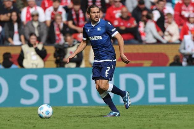 GER, 2 FBL 1 FC Koeln vs Karlsruher SC 29 09 2024, Rheinenergie Stadion, Koeln, GER, 2 FBL 1 FC Koeln vs Karlsruher SC , in picture Sebastian Jung Karlsruhe 2 , single action, full body whole body, ball on foot, nordphotoxGmbHx xMeuter nph00351