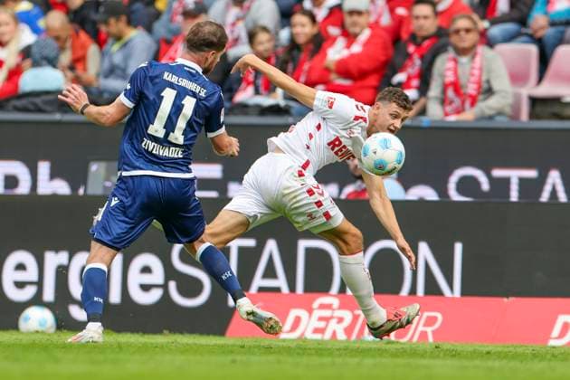 GER, 2 FBL 1 FC Koeln vs Karlsruher SC 29 09 2024, Rheinenergie Stadion, Koeln, GER, 2 FBL 1 FC Koeln vs Karlsruher SC , in the picture Denis Huseinbasic FC Koeln 8 , in a duel against Budu Zivzivadze Karlsruhe 11 , nordphotoxGmbHx xMeuter nph00351