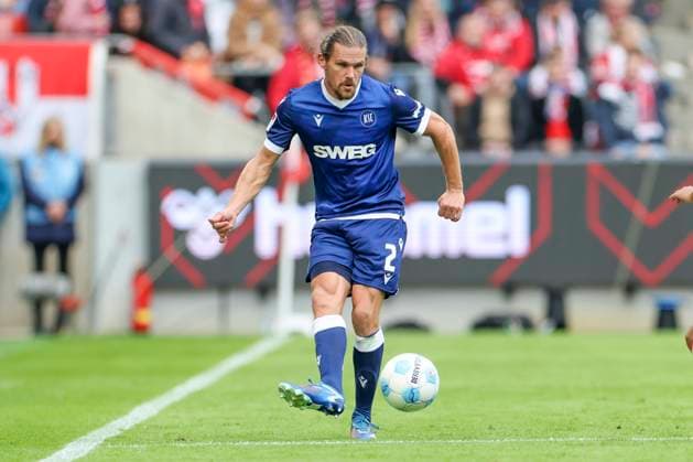 GER, 2 FBL 1 FC Koeln vs Karlsruher SC 29 09 2024, Rheinenergie Stadion, Koeln, GER, 2 FBL 1 FC Koeln vs Karlsruher SC , in picture Sebastian Jung Karlsruhe 2 , single action, full body whole body, ball on foot, nordphotoxGmbHx xMeuter nph00351