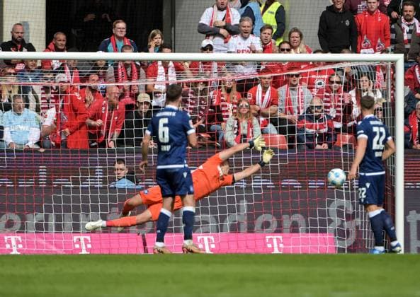 29 09 2024, xjpx, Fußball 2 Bundesliga, 1 FC Koeln Karlsruher SC emspor, v l Treffer zum 2 0 durch Damion Downs Koeln DFL DFB REGULATIONS PROHIBIT ANY USE OF PHOTOGRAPHS as IMAGE SEQUENCES and or QUASI VIDEO Koeln