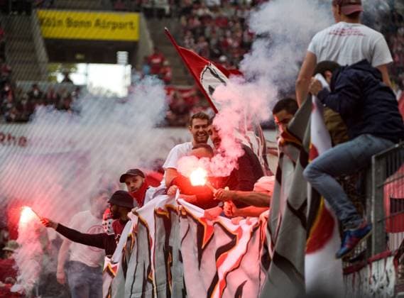 29 09 2024, xjpx, Fußball 2 Bundesliga, 1 FC Koeln Karlsruher SC emspor, v l Koelner Fans zünden Pyros in der Suedkurve DFL DFB REGULATIONS PROHIBIT ANY USE OF PHOTOGRAPHS as IMAGE SEQUENCES and or QUASI VIDEO Koeln