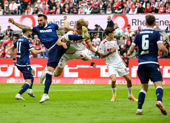 29 09 2024, xjpx, Soccer 2 Bundesliga, 1 FC Koeln Karlsruher SC emspor, v l duel between Fabian Schleusener Karlsruhe left and Timo Hübers Koeln DFL DFB REGULATIONS PROHIBIT ANY USE OF PHOTOGRAPHS as IMAGE SEQUENCES and or QUASI VIDEO Koeln