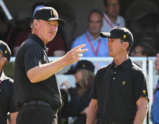 September 29, 2024, Montreal, Pq, Canada: International team captain Mike Weir, right, chats with assistant captain Ernie Els on the first tee during their fifth round singles match at the Presidents Cup golf tournament at Royal Montreal Golf Club on Sunday, September 29, 2024 in Montreal. Jim Furyk, Mike Weir,  - ZUMAc35_ 20240929_zaf_c35_008 Copyright: xGrahamxHughesx