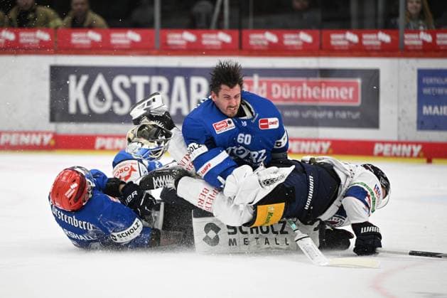 Bilder des Jahres 2024, Sport 09 September Sport Themen der Woche KW39 Sport Bilder des Tages (v.l.n.r.) Benjamin Marshall (Schwenninger Wild Wings 54) Joacim Eriksson (Schwenninger Wild Wings 60) Ty Ronning (Eisbaeren Berlin 9) Schwenninger Wild Wings gegen Eisbaeren Berlin, Eishockey, DEL, Spieltag 4, Saison 2024 2025, 29.09.2024 Schwenninger Wild Wings gegen Eisbaeren Berlin, Eishockey, DEL, Penny DEL, Spieltag 4, Saison 2024 2025, 29.09.2024 Schwenningen *** f l n r Benjamin Marshall Schwenninger Wild Wings 54 Joacim Eriksson Schwenninger Wild Wings 60 Ty Ronning Eisbaeren Berlin 9 Schwenninger Wild Wings vs Eisbaeren Berlin, Ice Hockey, DEL, Matchday 4, Season 2024 2025, 29 09 2024 Schwenninger Wild Wings vs Eisbaeren Berlin, Ice Hockey, DEL, Penny DEL, Matchday 4, Season 2024 2025, 29 09 2024 Schwenningen Copyright: xEibner-Pressefoto SvenxLaeglerx EP_SVL