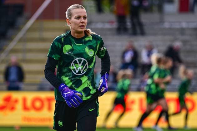 29 09 2024, GER, Soccer, Google Pixel Womens Bundesliga, 2024 2025, Eintracht Frankfurt VfL Wolfsburg Merle Frohms Wolfsburg during the warm-up Frankfurt am Main Stadion am Brentanobad Hessen Germany