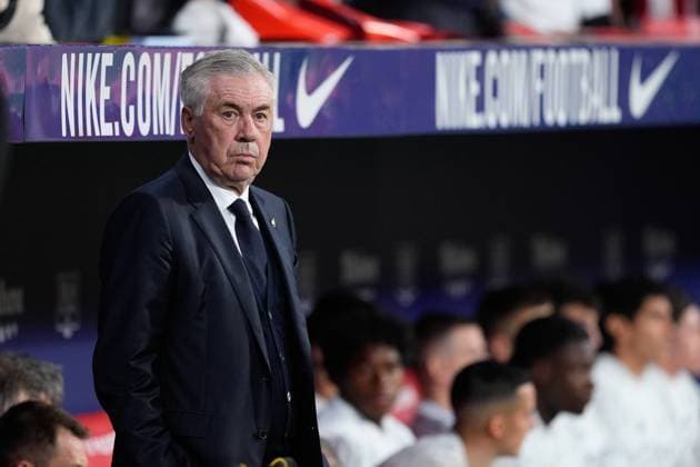 Fußball, Atletico Madrid - Real Madrid September 29, 2024, Madrid, Madrid, SPAIN: Carlo Ancelotti, head coach of Real Madrid, looks on during the Spanish League, LaLiga EA Sports, football match played between Atletico de Madrid and Real Madrid at Civitas Metropolitano stadium on September 29, 2024, in Madrid, Spain. Madrid SPAIN - ZUMAa181 20240929_zaa_a181_329 Copyright: xOscarxJ.xBarrosox