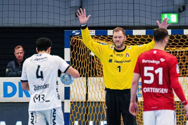 7 meter throw goal Samuel Zehnder TBV Lemgo Lippe, 04 , Johannes Bitter Handball Sport Verein Hamburg, 01 GER, Handball Sport Verein Hamburg vs TBV Lemgo Lippe, Handball, Bundesliga, Matchday 4, Season 2024 2025, 28 09 2024 GER, Handball Sport Verein Hamburg vs TBV Lemgo Lippe, Handball, Bundesliga, Matchday 4, Season 2024 2025, 28 09 2024 Hamburg Copyright: xEibner-Pressefoto MarcelxvonxFehrnx EP_MFN