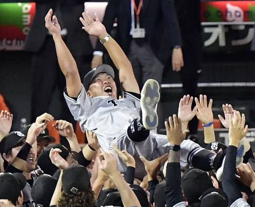 Baseball: Giants clinch Central League title Yomiuri Giants players toss manager Shinnosuke Abe in the air after clinching the Central League pennant with an 8-1 win over the Hiroshima Carp at Mazda Stadium in Hiroshima, western Japan, on Sept. 28, 2024.  A14AA0003518436P