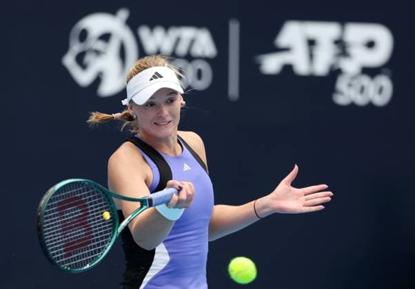 Sport Bilder des Tages (240930) -- BEIJING, Sept. 30, 2024 -- Ashlyn Krueger of the United States hits a return during the women s singles third round match against Aryna Sabalenka of Belarus at 2024 China Open tennis tournament in Beijing, capital of China, Sept. 30, 2024. ) (SP)CHINA-BEIJING-TENNIS-CHINA OPEN-WOMEN S SINGLES (CN) ZhangxChenlin 