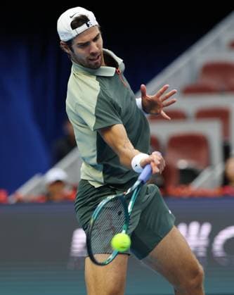 (240930) -- BEIJING, Sept. 30, 2024 -- Karen Khachanov of Russia competes during the men s singles quarterfinals against Carlos Alcaraz of Spain at 2024 China Open tennis tournament in Beijing, capital of China, Sept. 30, 2024. ) (SP)CHINA-BEIJING-TENNIS-CHINA OPEN-MEN S SINGLES (CN) ZhangxChenlin 