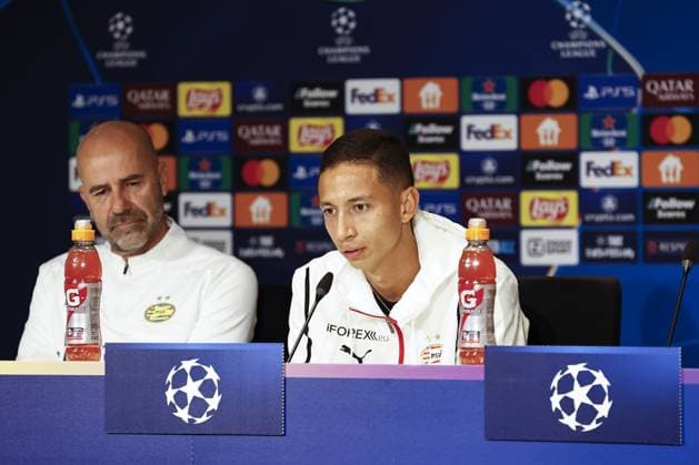 EINDHOVEN - (L-R) PSV Eindhoven coach Peter Bosz, Mauro Junior of PSV Eindhoven during a press conference, PK, Pressekonferenz at Philips Stadium prior to PSV Eindhoven s Champions League match against Sporting CP. ANP MAURICE VAN STEEN xVIxANPxSportx xxANPxIVx 509770478 originalFilename: 509770478.jpg