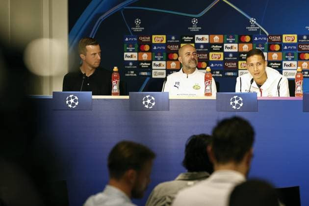 EINDHOVEN - (L-R) PSV Eindhoven press officer Nick Tol, PSV Eindhoven coach Peter Bosz, Mauro Junior of PSV Eindhoven during a press conference, PK, Pressekonferenz at Philips Stadium prior to PSV Eindhoven s Champions League match against Sporting CP. ANP MAURICE VAN STEEN xVIxANPxSportx xxANPxIVx 509770508 originalFilename: 509770508.jpg
