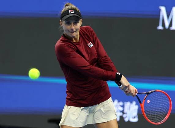 (240930) -- BEIJING, Sept. 30, 2024 -- Nadia Podoroska of Argentina hits a return during the women s singles 3rd round match against Zheng Qinwen of China at 2024 China Open tennis tournament in Beijing, capital of China, Sept. 30, 2024. ) (SP)CHINA-BEIJING-TENNIS-CHINA OPEN-WOMEN S SINGLES (CN) ZhangxChenlin 
