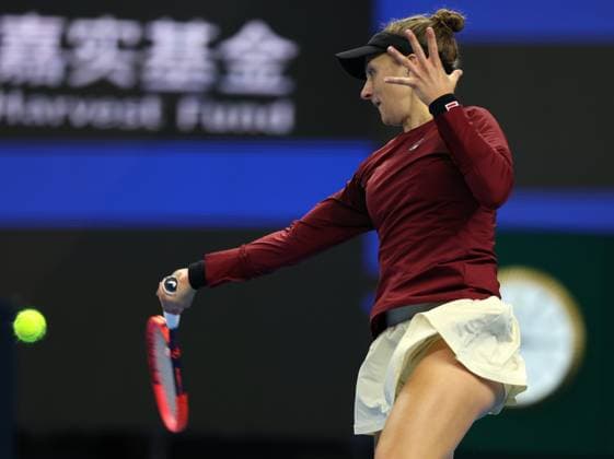 (240930) -- BEIJING, Sept. 30, 2024 -- Nadia Podoroska of Argentina hits a return during the women s singles 3rd round match against Zheng Qinwen of China at 2024 China Open tennis tournament in Beijing, capital of China, Sept. 30, 2024. ) (SP)CHINA-BEIJING-TENNIS-CHINA OPEN-WOMEN S SINGLES (CN) ZhangxChenlin 