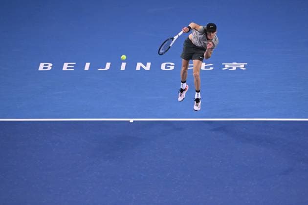 Sport Bilder des Tages (240930) -- BEIJING, Sept. 30, 2024 -- Jannik Sinner of Italy serves during the men s singles quarterfinal match against Jiri Lehecka of the the Czech Republic at 2024 China Open tennis tournament in Beijing, capital of China, Sept. 30, 2024. ) (SP)CHINA-BEIJING-TENNIS-CHINA OPEN-MEN S SINGLES (CN) ZhangxLong 