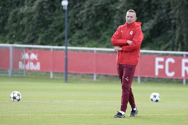 SOCCER - UEFA CL, RBS vs Brest SALZBURG,AUSTRIA,30.SEP.24 - SOCCER - UEFA Champions League, Red Bull Salzburg vs Stade Brestois 29, preview, training RBS. Image shows head coach Pepijn Lijnders (RBS).  GEPAxpictures xDavidxGeieregger