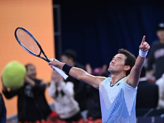 Sport Bilder des Tages (240930) -- BEIJING, Sept. 30, 2024 -- Bu Yunchaokete celebrates after winning the men s singles quarterfinal between Bu Yunchaokete of China and Andrey Rublev of Russia at 2024 China Open tennis tournament in Beijing, capital of China, Sept. 30, 2024. ) (SP)CHINA-BEIJING-TENNIS-CHINA OPEN-MEN S SINGLES (CN) ZhangxLong 