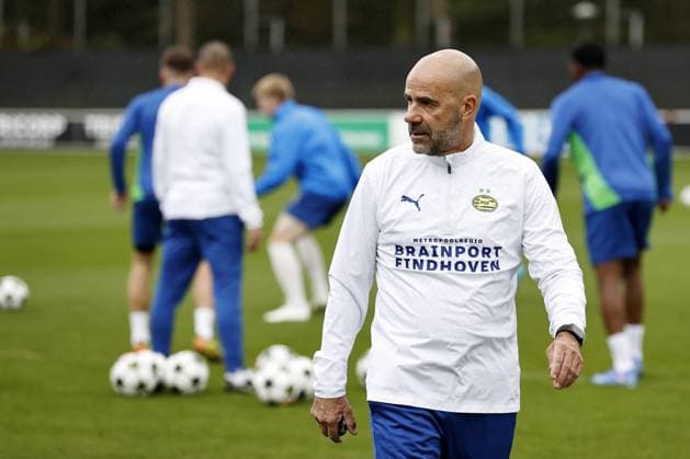 EINDHOVEN - PSV Eindhoven coach Peter Bosz during a training session at the Herdgang prior to PSV Eindhoven s Champions League match against Sporting CP. ANP MAURICE VAN STEEN xVIxANPxSportx xxANPxIVx 509783386 originalFilename: 509783386.jpg