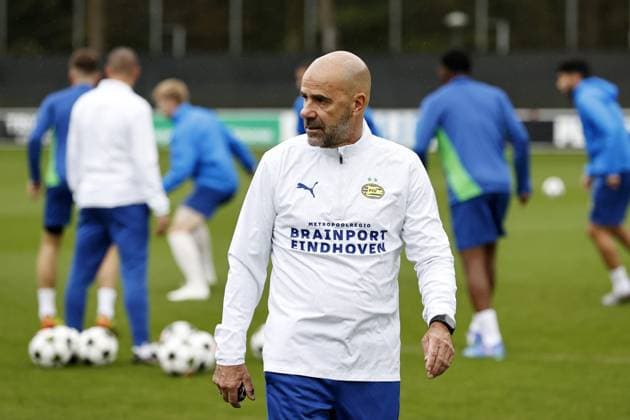 EINDHOVEN - PSV Eindhoven coach Peter Bosz during a training session at the Herdgang prior to PSV Eindhoven s Champions League match against Sporting CP. ANP MAURICE VAN STEEN xVIxANPxSportx xxANPxIVx 509783389 originalFilename: 509783389.jpg