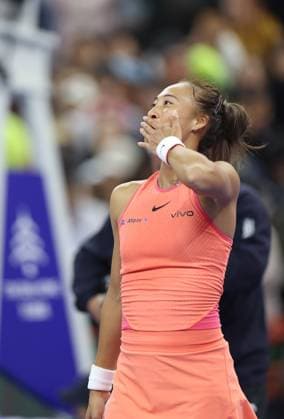 (240930) -- BEIJING, Sept. 30, 2024 -- Zheng Qinwen of China blows a kiss after the women s singles 3rd round match against Nadia Podoroska of Argentina at 2024 China Open tennis tournament in Beijing, capital of China, Sept. 30, 2024. ) (SP)CHINA-BEIJING-TENNIS-CHINA OPEN-WOMEN S SINGLES (CN) BaixXuefei 