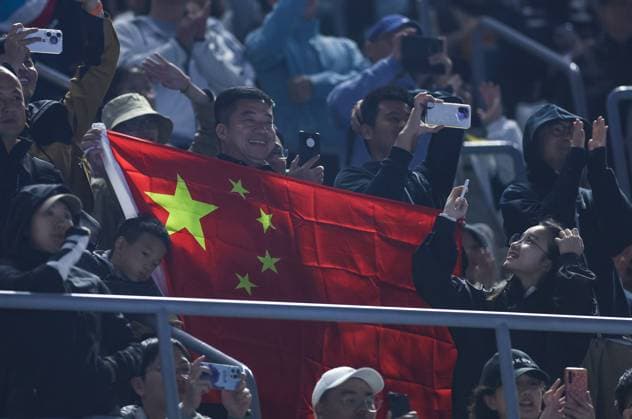 (240930) -- BEIJING, Sept. 30, 2024 -- Spectators watch the women s singles 3rd round match between Zheng Qinwen of China and Nadia Podoroska of Argentina at 2024 China Open tennis tournament in Beijing, capital of China, Sept. 30, 2024. ) (SP)CHINA-BEIJING-TENNIS-CHINA OPEN-WOMEN S SINGLES (CN) BaixXuefei 