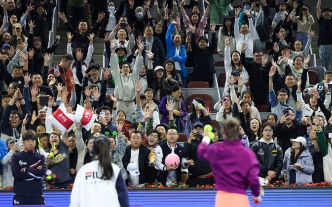 (240930) -- BEIJING, Sept. 30, 2024 -- Spactators hold up hands for Zheng Qinwen s signed tennis balls after the women s singles 3rd round match between Zheng Qinwen of China and Nadia Podoroska of Argentina at 2024 China Open tennis tournament in Beijing, capital of China, Sept. 30, 2024. ) (SP)CHINA-BEIJING-TENNIS-CHINA OPEN-WOMEN S SINGLES (CN) BaixXuefei 