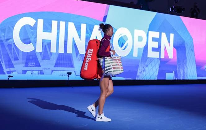 (240930) -- BEIJING, Sept. 30, 2024 -- Zheng Qinwen of China enters the court before the women s singles 3rd round match against Nadia Podoroska of Argentina at 2024 China Open tennis tournament in Beijing, capital of China, Sept. 30, 2024. ) (SP)CHINA-BEIJING-TENNIS-CHINA OPEN-WOMEN S SINGLES (CN) BaixXuefei 