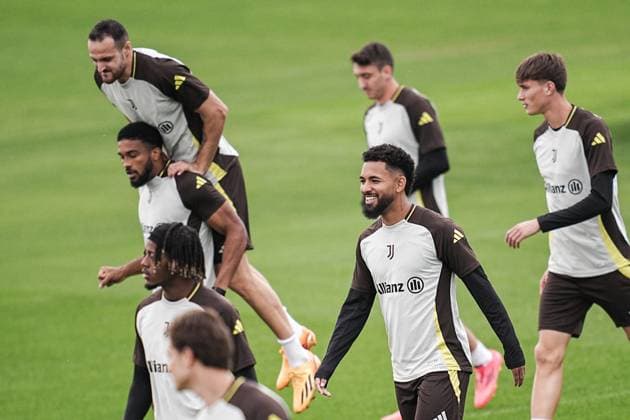 Juventus™ Douglas Luiz during training session at JTC Continassa in Turin on the eve of their League Phase, Matchday 2 of UEFA Champions League football match against RB Lipsia - Tuesday, October 1, 2024. - Soccer .  Copyright: xMarcoxAlpozzi LaPressex