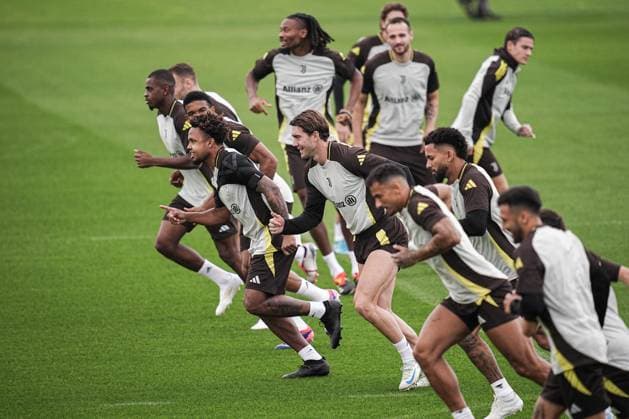 Juventus™ Weston McKennie, Juventus™ Dusan Vlahovic during training session at JTC Continassa in Turin on the eve of their League Phase, Matchday 2 of UEFA Champions League football match against RB Lipsia - Tuesday, October 1, 2024. - Soccer .  Copyright: xMarcoxAlpozzi LaPressex