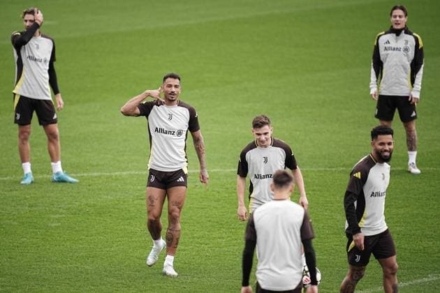 Juventus™ Danilo during training session at JTC Continassa in Turin on the eve of their League Phase, Matchday 2 of UEFA Champions League football match against RB Lipsia - Tuesday, October 1, 2024. - Soccer .  Copyright: xMarcoxAlpozzi LaPressex