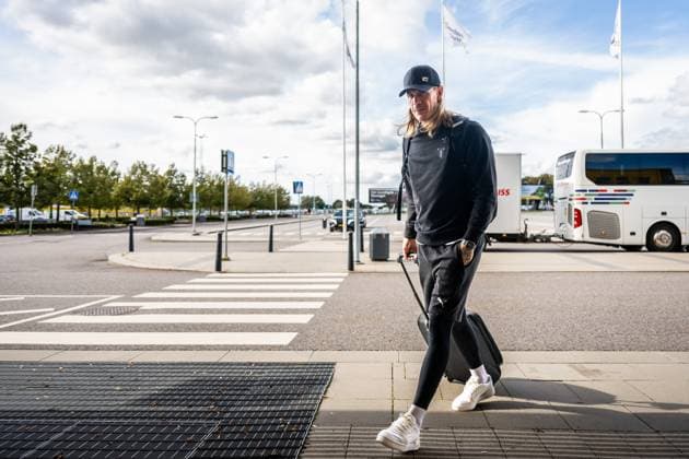 241001 Goalkeeper Johan Dahlin of Malmö FF during the team travel from Malmö to Baku ahead of the UEFA Europa League match between Qarabag and Malmö FF on October 1, 2024 in Malmö Photo Petter Arvidson BILDBYRAN kod PA PA0888 fotboll football soccer fotball uefa europa league resa travel malmö ff bbeng  Copyright: PETTERxARVIDSON BB241001PA003