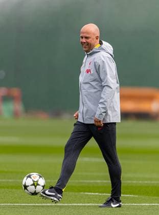 Football - UEFA Champions League - League Phase - Liverpool FC v Bologna FC - MD-1 LIVERPOOL, ENGLAND - Tuesday, October 1, 2024: Liverpool s head coach Arne Slot during a training session at the AXA Training Centre ahead of the UEFA Champions League match between Liverpool FC and Bologna FC. (Photo by David Rawcliffe Propaganda) LIVERPOOL AXA Training Centre MERSEYSIDE ENGLAND  Copyright: xDavidxRawcliffex P2024-10-01-Liverpool_Bologna_MD-1-11