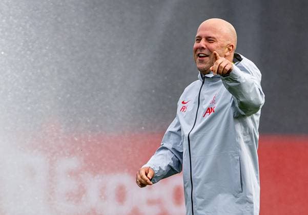 Football - UEFA Champions League - League Phase - Liverpool FC v Bologna FC - MD-1 LIVERPOOL, ENGLAND - Tuesday, October 1, 2024: Liverpool s head coach Arne Slot laughs after being caught by the sprinklers during a training session at the AXA Training Centre ahead of the UEFA Champions League match between Liverpool FC and Bologna FC. (Photo by David Rawcliffe Propaganda) LIVERPOOL AXA Training Centre MERSEYSIDE ENGLAND  Copyright: xDavidxRawcliffex P2024-10-01-Liverpool_Bologna_MD-1-7