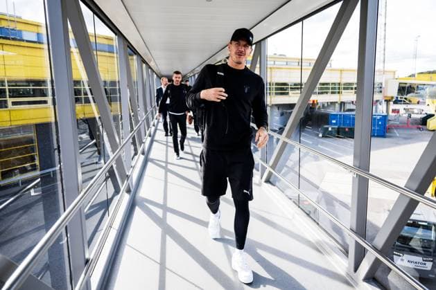 241001 Goalkeeper Johan Dahlin of Malmö FF during the team travel from Malmö to Baku ahead of the UEFA Europa League match between Qarabag and Malmö FF on October 1, 2024 in Malmö Photo Petter Arvidson BILDBYRAN kod PA PA0888 fotboll football soccer fotball uefa europa league resa travel malmö ff bbeng  Copyright: PETTERxARVIDSON BB241001PA025