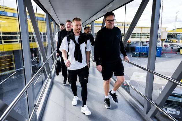 241001 Anders Christiansen and Equipment manager Daniel Möller of Malmö FF during the team travel from Malmö to Baku ahead of the UEFA Europa League match between Qarabag and Malmö FF on October 1, 2024 in Malmö Photo Petter Arvidson BILDBYRAN kod PA PA0888 fotboll football soccer fotball uefa europa league resa travel malmö ff bbeng  Copyright: PETTERxARVIDSON BB241001PA026