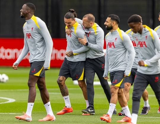 Football - UEFA Champions League - League Phase - Liverpool FC v Bologna FC - MD-1 LIVERPOOL, ENGLAND - Tuesday, October 1, 2024: Liverpool s Darwin Nunez (L) and assistant coach John Heitinga during a training session at the AXA Training Centre ahead of the UEFA Champions League match between Liverpool FC and Bologna FC. (Photo by David Rawcliffe Propaganda) LIVERPOOL AXA Training Centre MERSEYSIDE ENGLAND  Copyright: xDavidxRawcliffex P2024-10-01-Liverpool_Bologna_MD-1-43