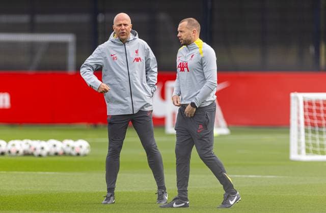 Football - UEFA Champions League - League Phase - Liverpool FC v Bologna FC - MD-1 LIVERPOOL, ENGLAND - Tuesday, October 1, 2024: Liverpool s head coach Arne Slot (L) and assistant coach John Heitinga during a training session at the AXA Training Centre ahead of the UEFA Champions League match between Liverpool FC and Bologna FC. (Photo by David Rawcliffe Propaganda) LIVERPOOL AXA Training Centre MERSEYSIDE ENGLAND  Copyright: xDavidxRawcliffex P2024-10-01-Liverpool_Bologna_MD-1-46