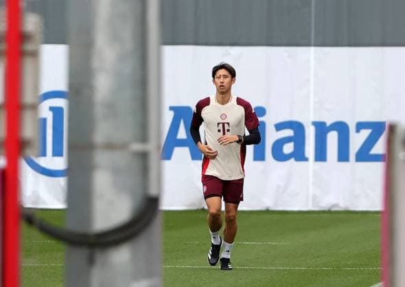20241001, CL, FC Bayern final training, football, sport, in the picture Hiroki Ito FC Bayern Muenchen jogs again
