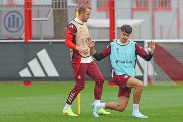 9 Harry Kane left and 45 Aleksandar Pavlovic, warming up, warm-up jersey Football Final training FC Bayern Munich before UEFA Champions League match against Aston Villa 01 09 2024 Training ground, Säbenerstr PHOTO Mladen Lackovic LakoPress