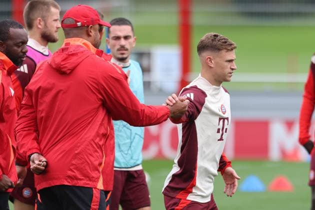 Coach Vincent Kompany welcomes 6 Joshua Kimmich Football Final training FC Bayern Munich before UEFA Champions League match against Aston Villa 01 09 2024 Training ground, Säbenerstr PHOTO Mladen Lackovic LakoPress