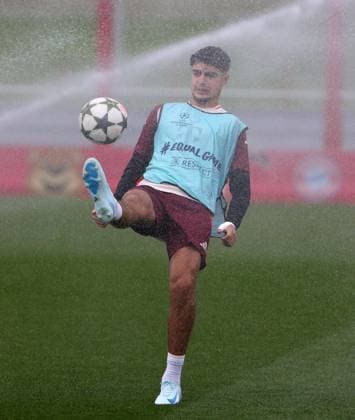 20241001, CL, FC Bayern final training, football, sport, in the picture Aleksandar Pavlovic FC Bayern Muenchen surprised by water