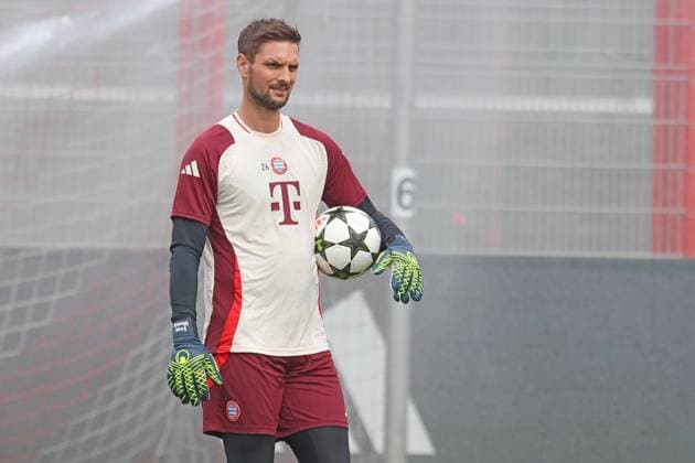 26 Sven Ulreich, in the chaff rain, with ball, Portraet, Portrait, Football final training FC Bayern Munich before UEFA Champions League match against Aston Villa 01 09 2024 Training ground, Säbenerstr PHOTO Mladen Lackovic LakoPress