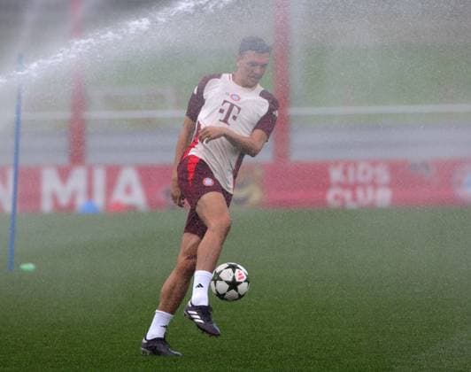 20241001, CL, FC Bayern final training, football, sport, in the picture Joao Palhinha FC Bayern Muenchen surprised by water