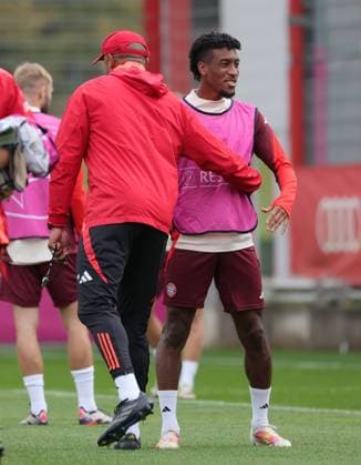 20241001, CL, FC Bayern final training, football, sport, in the picture Vincent Kompany FC Bayern Muenchen greets Kingsley Coman FC Bayern Muenchen